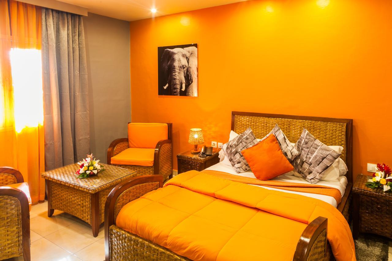 Le Wafou Hotel Abidjan Bagian luar foto