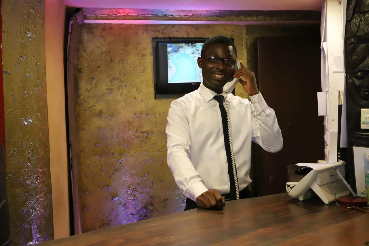 Le Wafou Hotel Abidjan Bagian luar foto