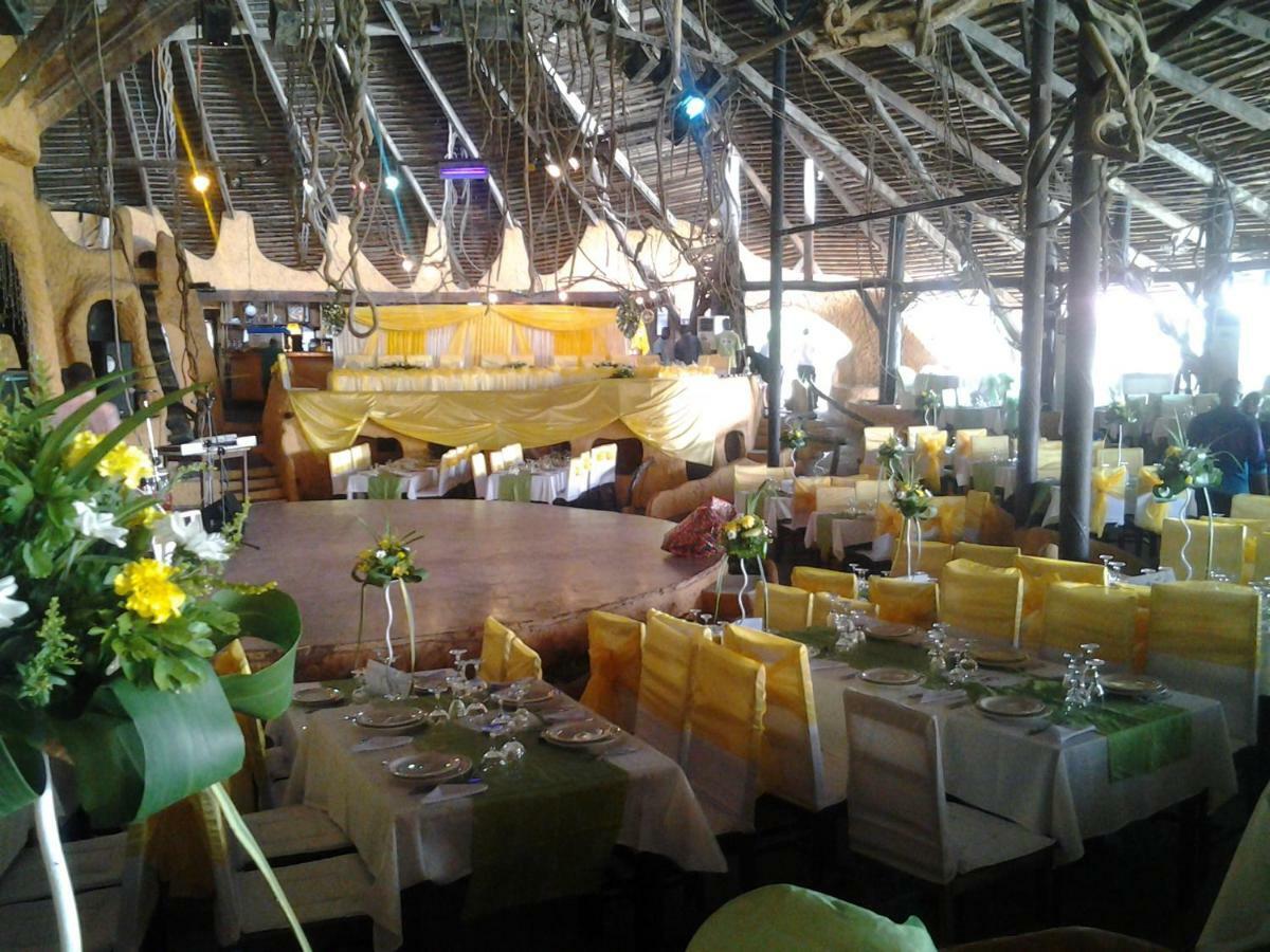 Le Wafou Hotel Abidjan Bagian luar foto